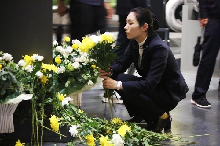 9月18日，工作人員在侵華日軍第七三一部隊罪證陳列館整理花束。新華社記者 石楓 攝