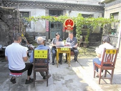 圖②:法庭在農(nóng)家小院開展巡回審判。