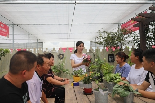 李敏向村民講授花木直播經(jīng)驗。受訪者供圖