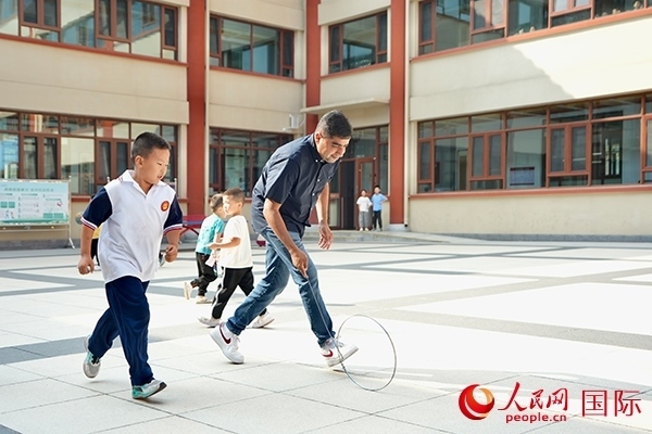 來自巴基斯坦的沙杰在滾鐵環(huán)。人民網(wǎng) 盧鵬宇攝