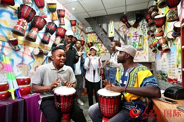 選手們敲起非洲鼓。人民網(wǎng) 盧鵬宇攝