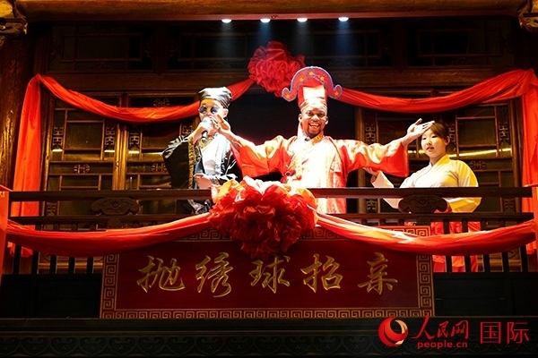 拋繡球。人民網(wǎng) 盧鵬宇攝