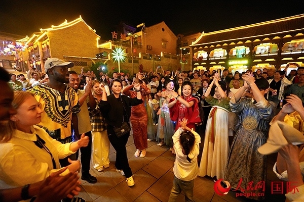 選手們和演員們一起舞蹈。人民網(wǎng) 盧鵬宇攝