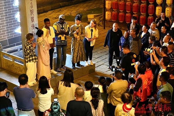 選手們一起演唱《大中國》。人民網(wǎng) 盧鵬宇攝