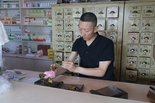 馬啟紅為病患精心配藥。受訪者供圖