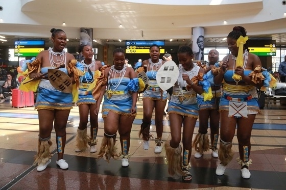 當(dāng)?shù)孛癖姎g迎中國旅行團。北青旅提供