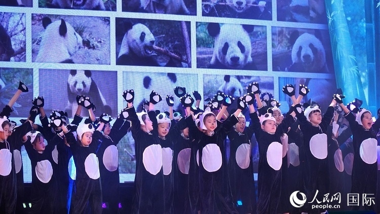 小演員們上演《歡樂功夫熊貓》。人民網 蔣曉辰攝