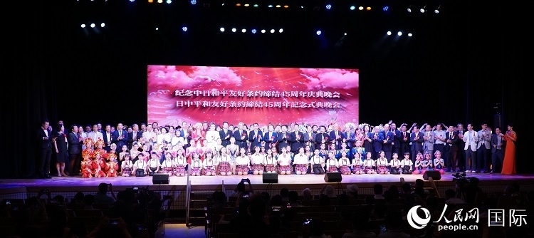 出席晚會的嘉賓與演員合影留念。人民網 蔣曉辰攝