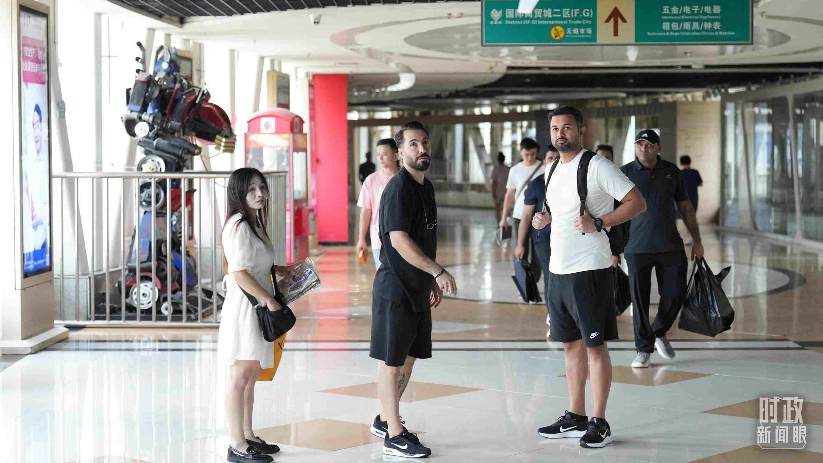 △義烏國(guó)際商貿(mào)城內(nèi)，來自世界各地的外商。（總臺(tái)國(guó)廣記者李晉拍攝）