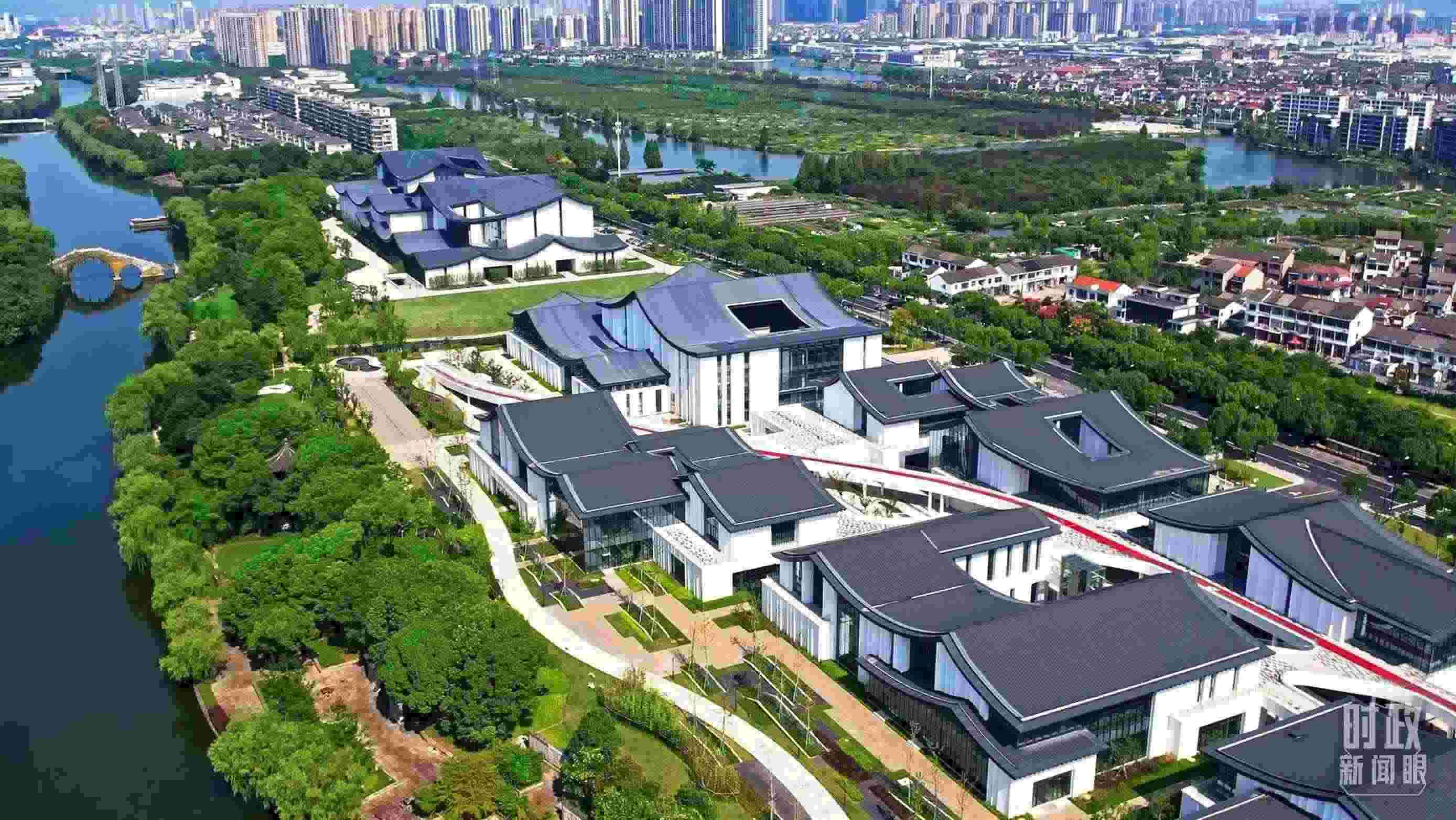 △臨河而建的浙東運(yùn)河文化園。（總臺(tái)央視記者范凱拍攝）
