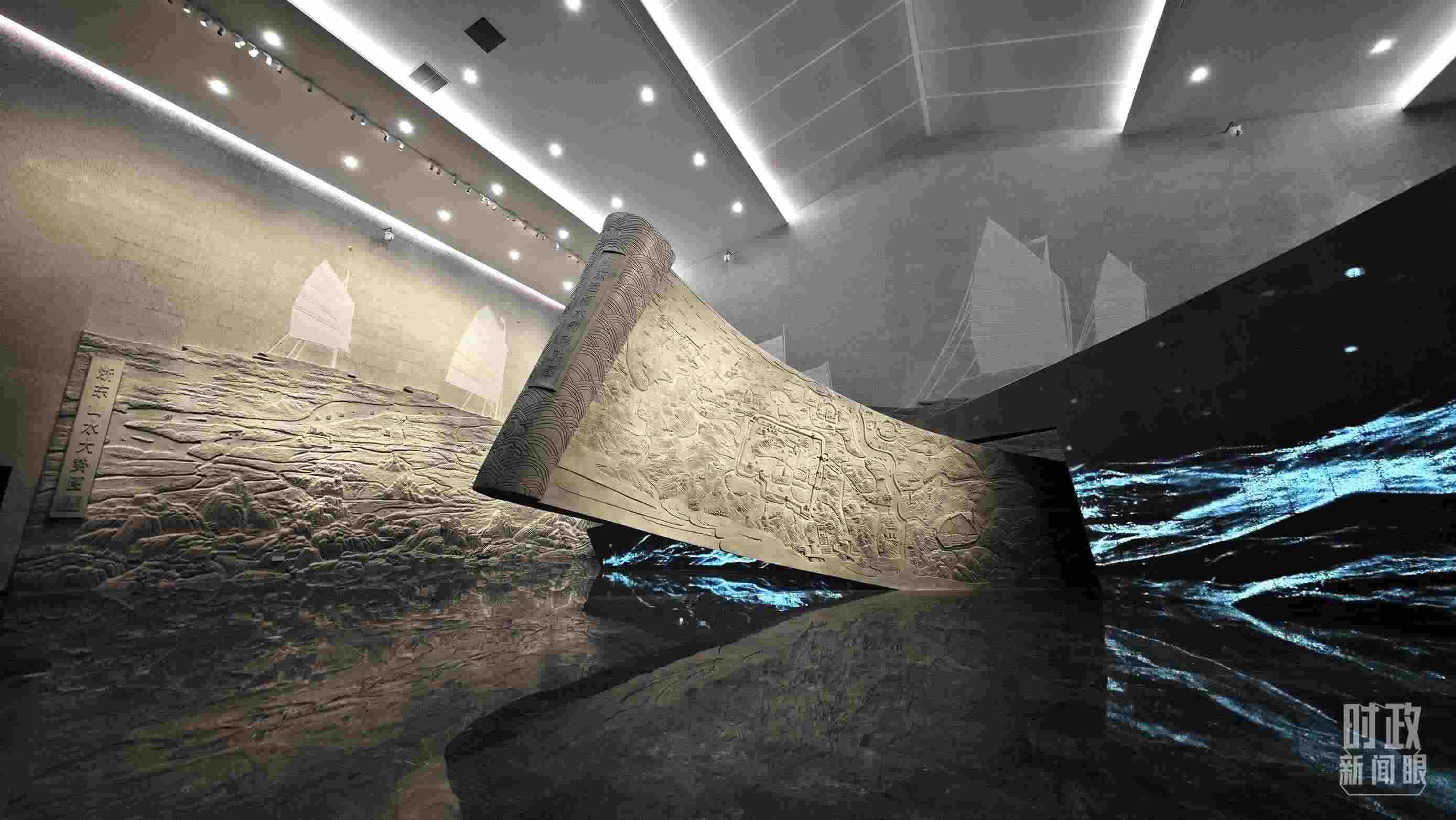 △博物館內(nèi)的《浙東運(yùn)河水利形勝圖》《浙東山水大勢(shì)圖》浮雕。（總臺(tái)央視記者彭漢明拍攝）