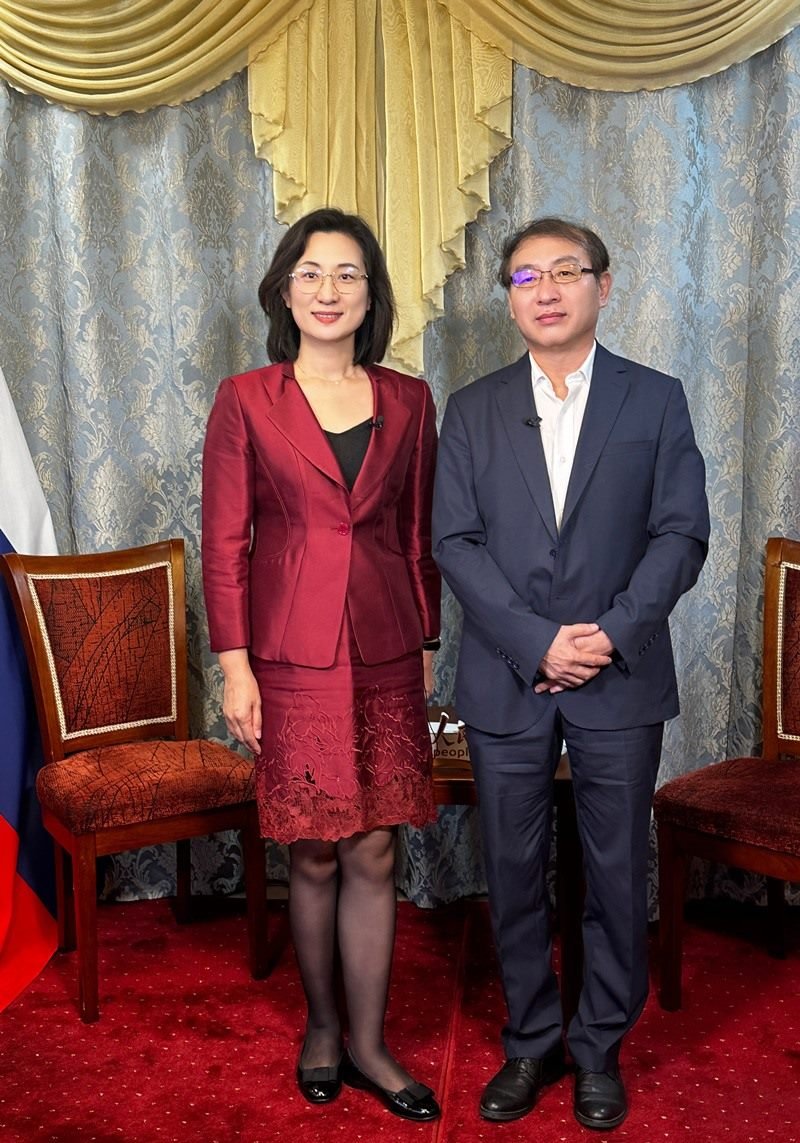 人民網(wǎng)黨委委員、副總編輯孫海峰（左一）專訪崔少純總領(lǐng)事。人民網(wǎng)記者 馬天翼攝