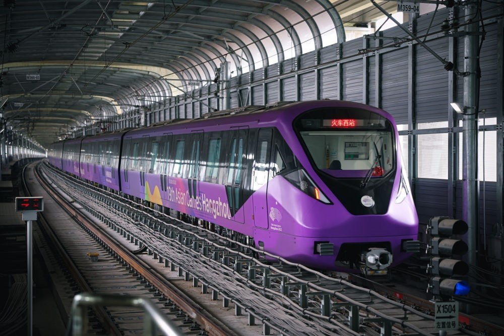 從杭州火車西站出發(fā)，地鐵19號線貫穿杭州火車東站、杭州蕭山機(jī)場，“亞運(yùn)號”地鐵專列運(yùn)行在這條線路上。