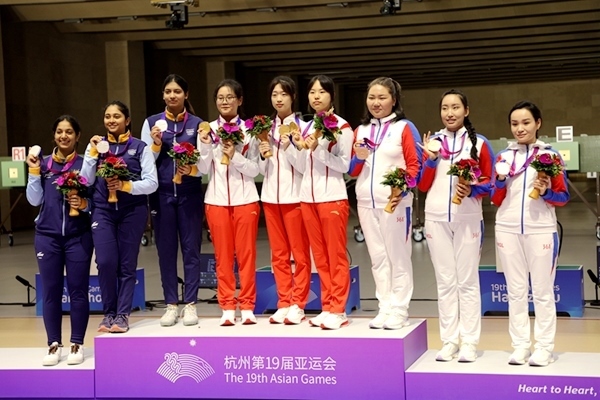 9月24日，杭州亞運(yùn)會射擊女子10米氣步槍團(tuán)體賽頒獎儀式。人民網(wǎng)記者 胡雪蓉攝