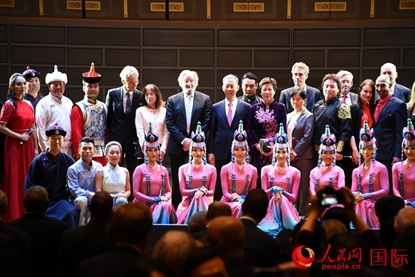 中國(guó)駐瑞典大使崔愛(ài)民夫婦與演職人員及部分來(lái)賓合影留念。人民網(wǎng)記者 殷淼攝