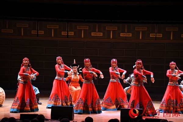 內(nèi)蒙古藝術(shù)劇院表演的《草原頌》劇照。人民網(wǎng)記者 殷淼攝