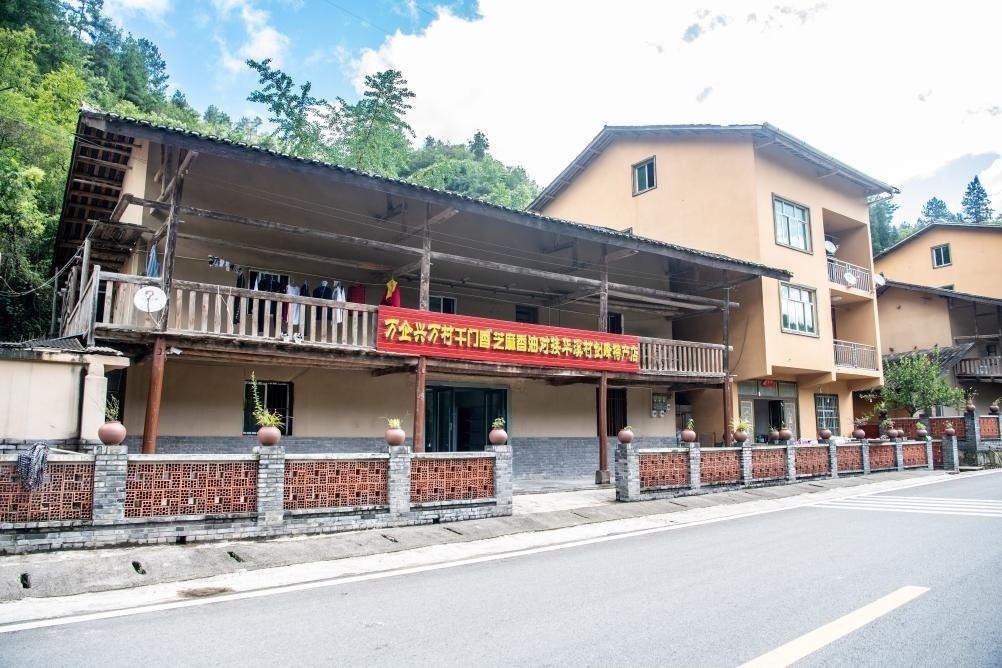 這是8月28日拍攝的危房改造后的村民張劍峰家。新華社記者 唐奕 攝