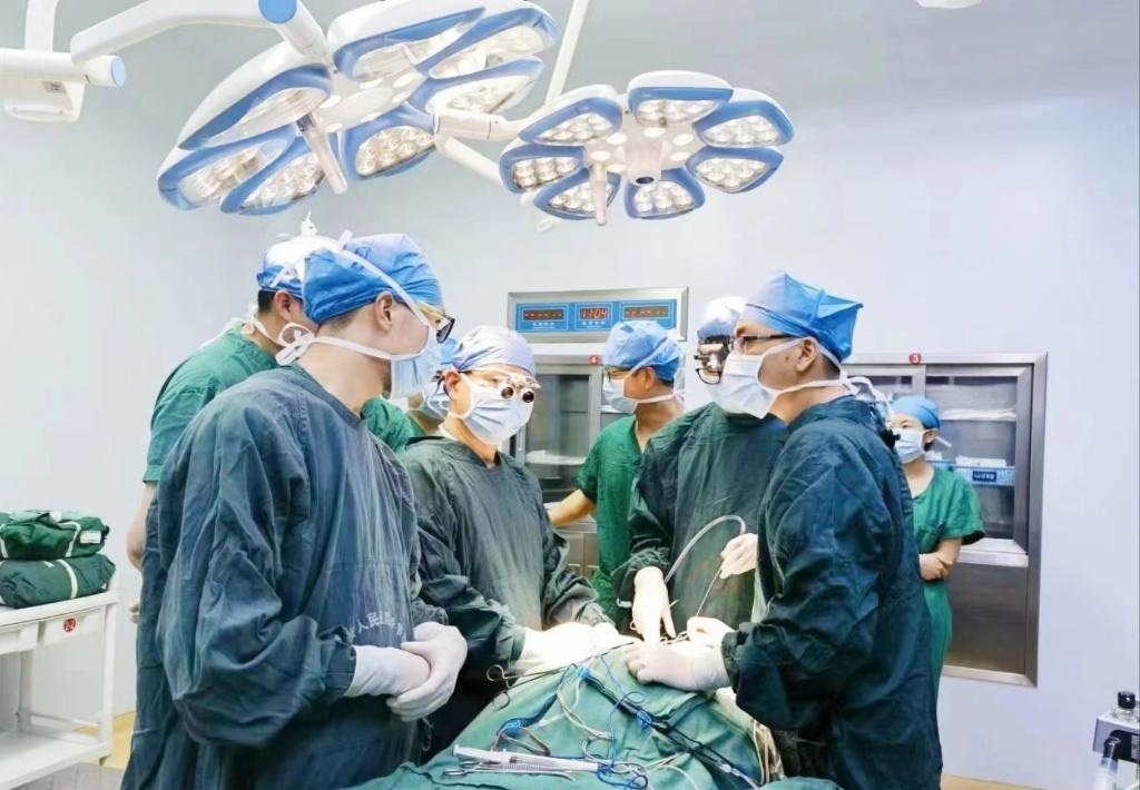 浙江省人民醫(yī)院畢節(jié)醫(yī)院的醫(yī)師團隊正在為患者李老伯進行手術。（王磊波 攝 新華社發(fā)）