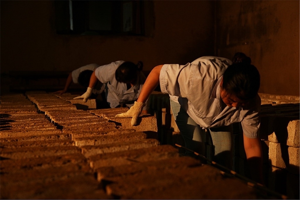 匠人師傅正在翻動(dòng)曲胚。張?zhí)炝z