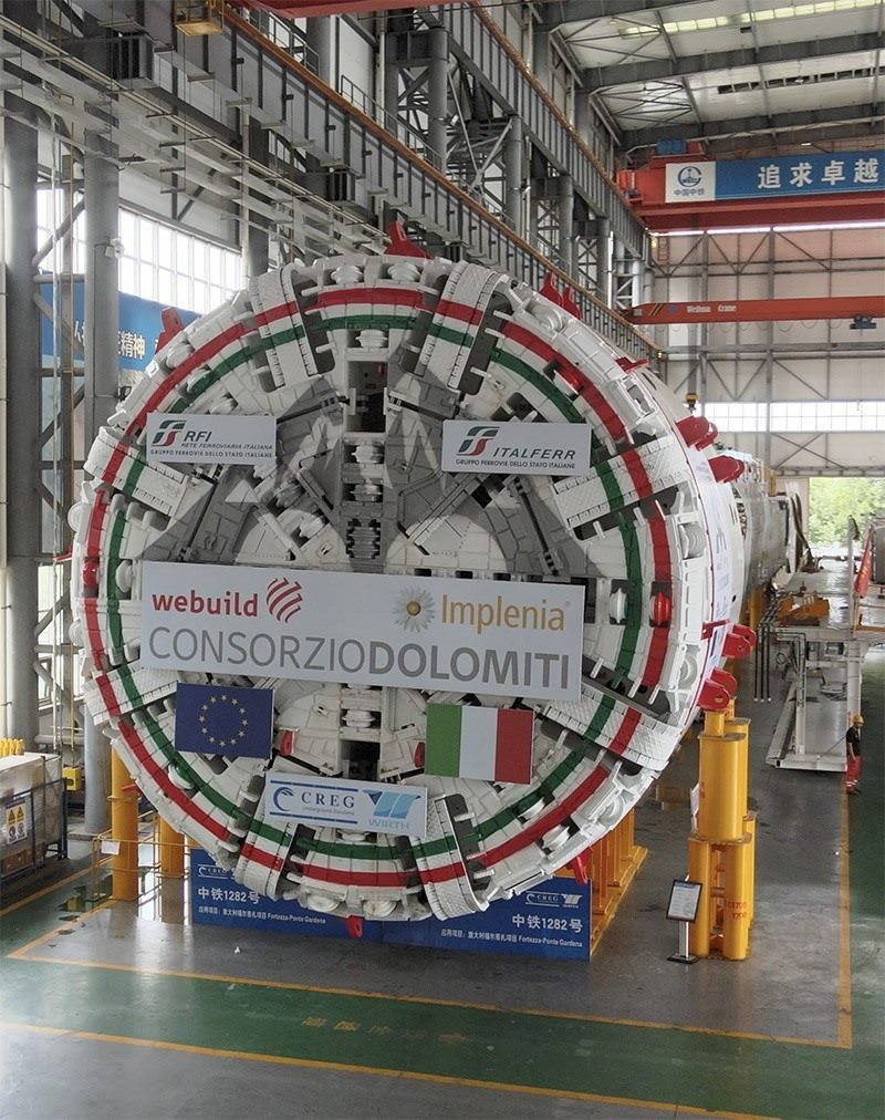 圖為中鐵裝備集團盾構總裝車間。人民網(wǎng)記者 唐宋攝