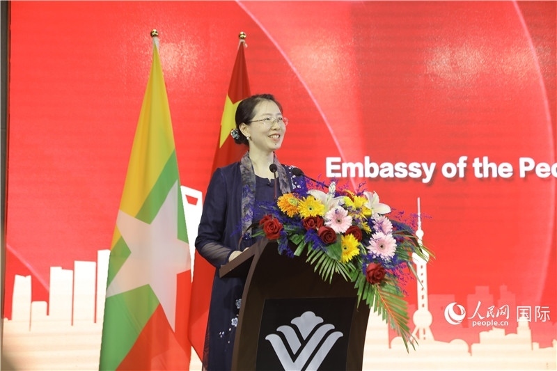 圖為使館臨時代辦曹靜致辭。人民網(wǎng)記者 謝佳君攝