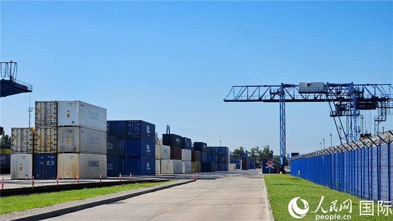 布列斯特北站，堆滿(mǎn)了來(lái)自中國(guó)的貨物。人民網(wǎng)記者 王震攝