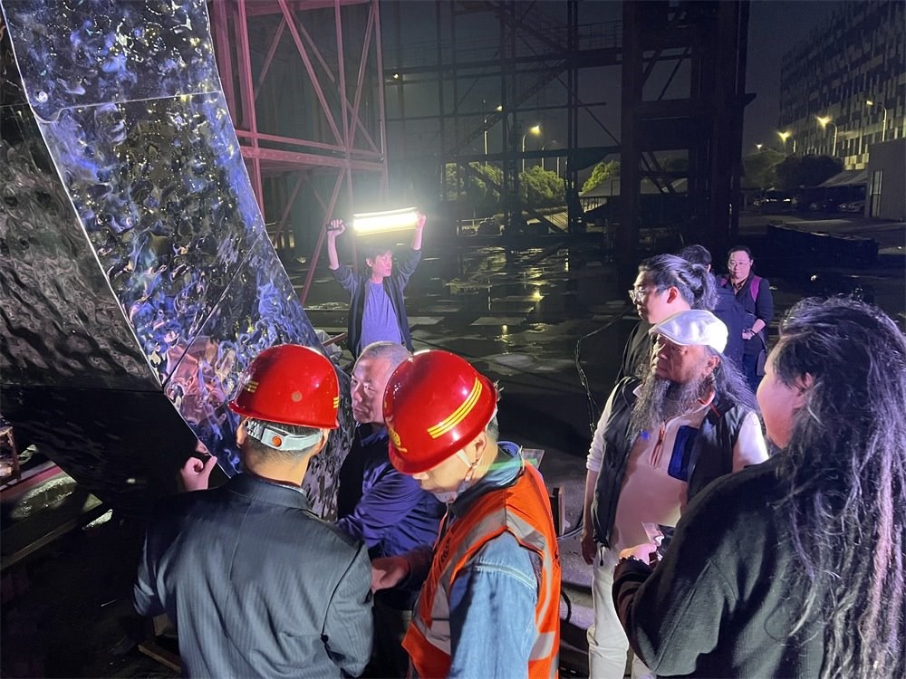 林崗（右二）和團(tuán)隊(duì)查看主火炬制作進(jìn)度。受訪者供圖