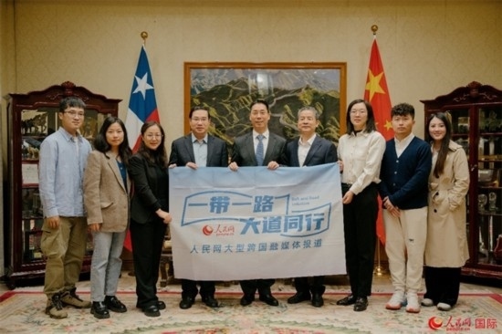 牛清報(bào)大使（中）與人民網(wǎng)、人民日?qǐng)?bào)社記者合影。 人民網(wǎng)記者 張若涵攝