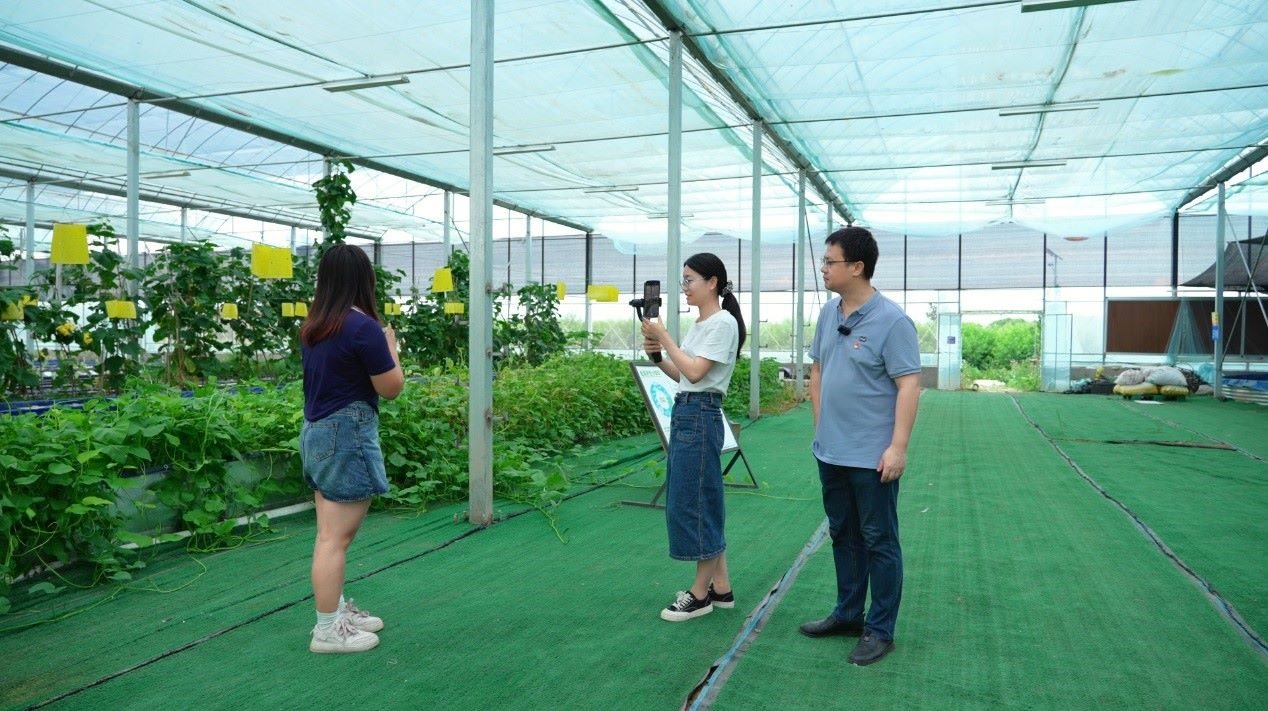 學生們正在現(xiàn)場直播。受訪單位供圖