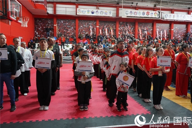 圖為開幕式現(xiàn)場運(yùn)動(dòng)員入場儀式。人民網(wǎng)記者 許放攝