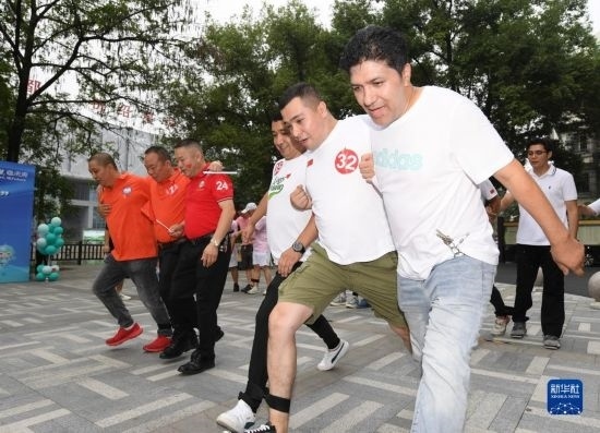 9月28日，在柯橋柯亭社區(qū)，各民族居民參加趣味運動會。