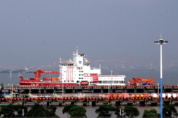 9月27日，“雪龍2”號(hào)極地科考破冰船停泊在中國(guó)極地考察國(guó)內(nèi)基地碼頭。當(dāng)日，由自然資源部組織的中國(guó)第13次北冰洋科學(xué)考察隊(duì)乘“雪龍2”號(hào)極地科考破冰船返回上海，標(biāo)志著中國(guó)第13次北冰洋科學(xué)考察任務(wù)圓滿完成。新華社記者 張建松 攝