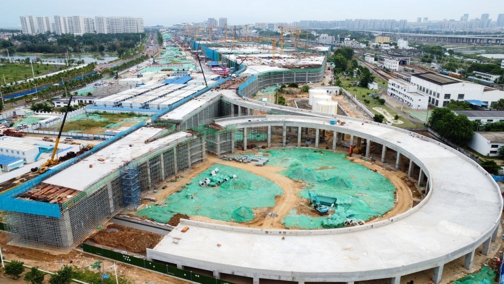 9月9日拍攝的?？谛潞８酆湍细邸岸€口岸”（貨運(yùn)）集中查驗(yàn)場(chǎng)所建設(shè)項(xiàng)目（無(wú)人機(jī)照片）。該項(xiàng)目是海南自貿(mào)港封關(guān)運(yùn)作重點(diǎn)項(xiàng)目。新華社記者 楊冠宇 攝