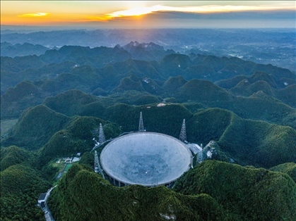 “中國天眼”全景（維護保養(yǎng)期間拍攝）。新華社記者 歐東衢 攝