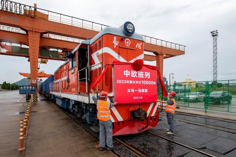 △2023年7月29日，滿載110個(gè)標(biāo)箱出口貨物的X8020次中歐班列從浙江義烏西站準(zhǔn)備啟程。