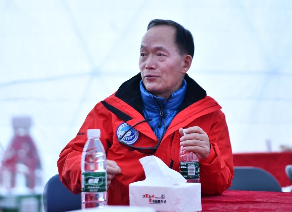 中國科學(xué)院院士、第二次青藏科考隊隊長姚檀棟在卓奧友峰登山大本營（9月29日攝）。新華社記者晉美多吉 攝