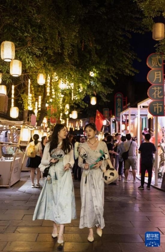 在成都寬窄巷子，兩位來自安徽的游客在新“十二月市”街區(qū)游覽（9月29日攝）。