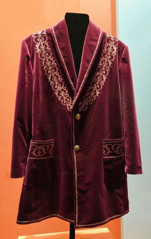 2013年9月，時(shí)任哈薩克斯坦總統(tǒng)納扎爾巴耶夫贈(zèng)送習(xí)近平主席的哈薩克斯坦民族服裝。