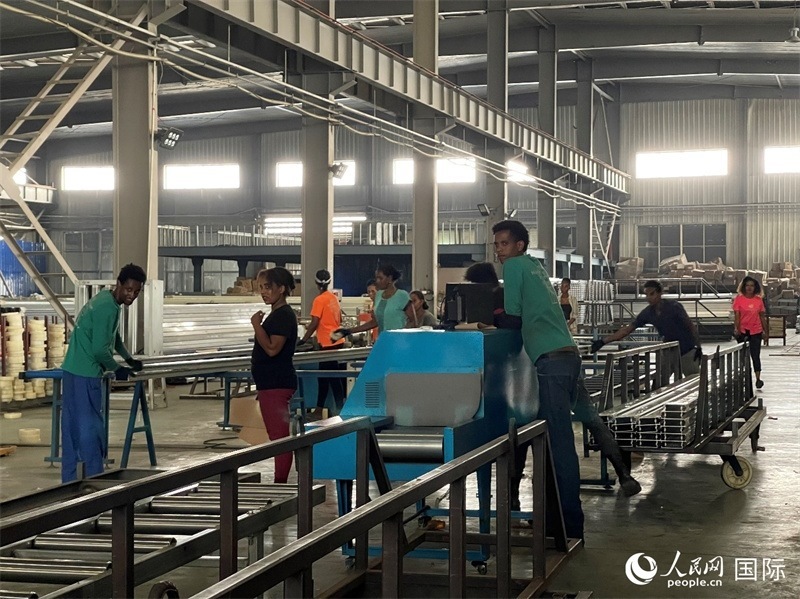 東方工業(yè)園華嘉鋁業(yè)生產(chǎn)車間。人民網(wǎng)記者 趙艷紅攝