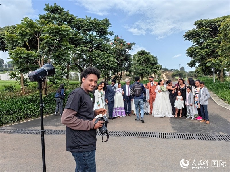 一對新人和親友在亞的斯亞貝巴友誼廣場合影。人民網(wǎng)記者 陳星星攝