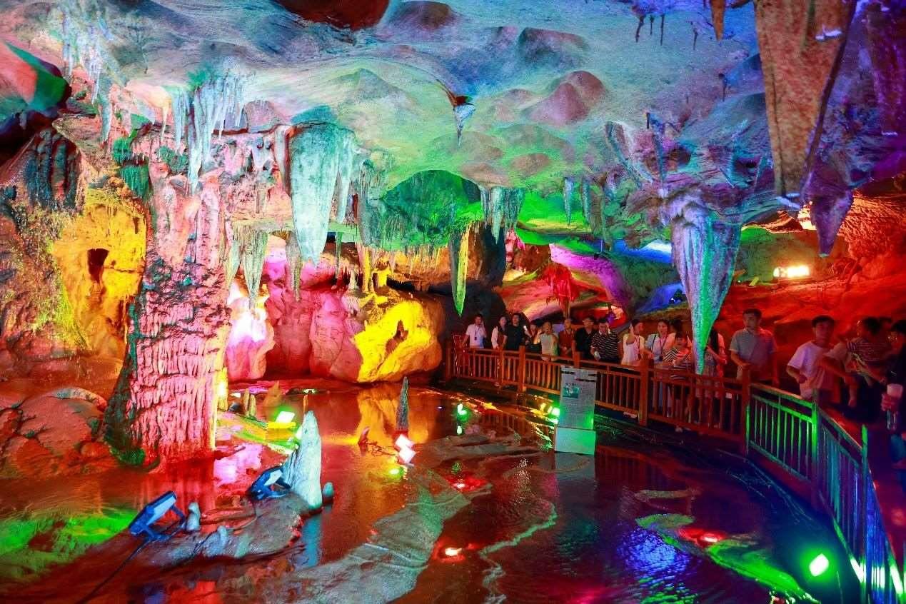 國(guó)慶假期期間，江西萬(wàn)年神農(nóng)宮景區(qū)游人如織。受訪者供圖