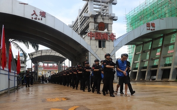 移交現(xiàn)場。公安部供圖