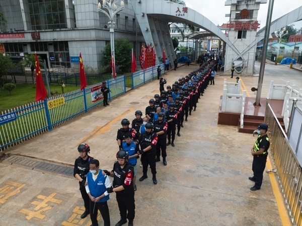 移交現(xiàn)場。公安部供圖