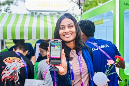 亞運(yùn)村運(yùn)動(dòng)員正在展示個(gè)人的低碳賬戶。 受訪者供圖