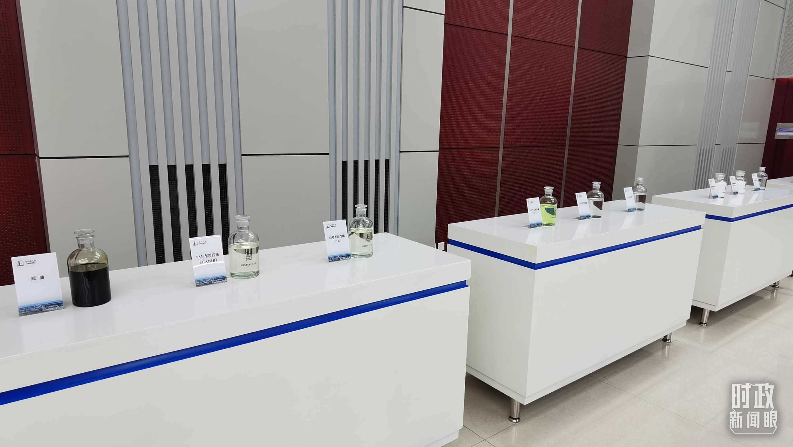 △中國(guó)石化九江分公司生產(chǎn)的產(chǎn)品展示。（總臺(tái)央視記者郭鴻拍攝）