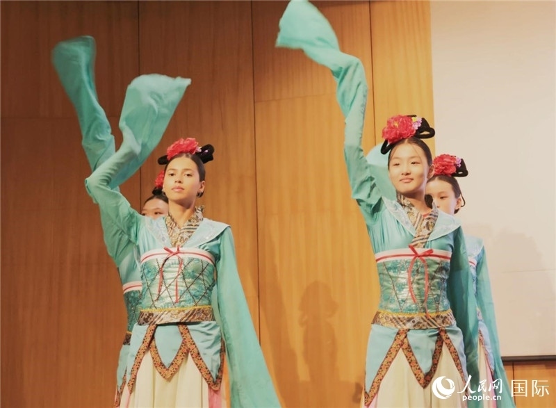 兩國文化志愿者共同表演中國傳統(tǒng)舞蹈。人民網(wǎng)記者 陳海琪攝