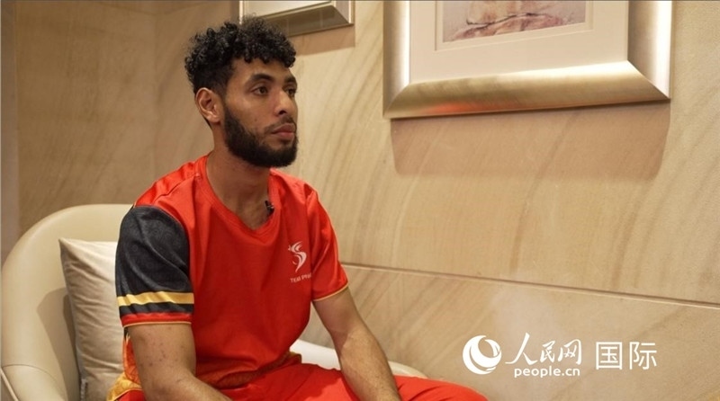 巴布亞新幾內(nèi)亞乒乓球國家隊隊員杰弗瑞·羅伊接受采訪。 人民網(wǎng) 彭昱凱攝