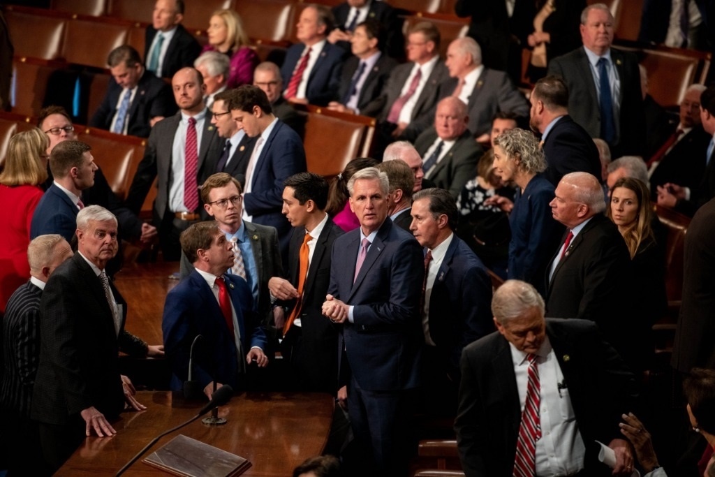 這是1月6日在美國(guó)華盛頓國(guó)會(huì)拍攝的凱文·麥卡錫（中）。新華社記者劉杰攝