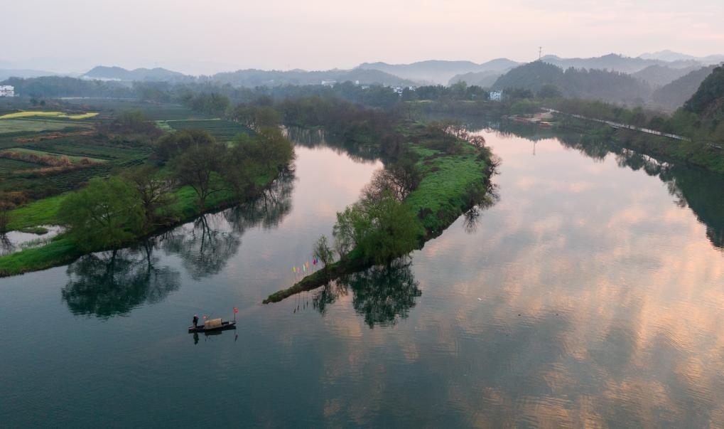 2021年3月15日拍攝的婺源月亮灣旅游公園，石門自然村坐落于此。新華社記者 胡晨歡 攝