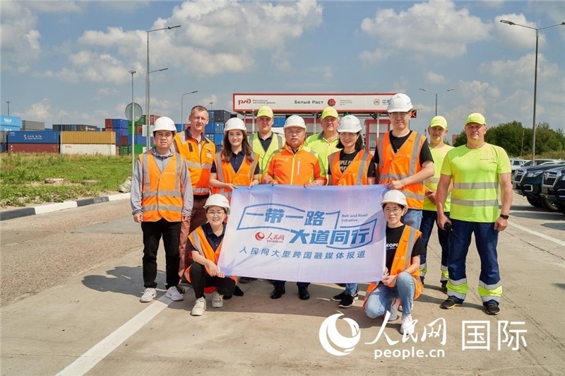 人民網(wǎng)記者在莫斯科別雷拉斯特物流中心采訪。